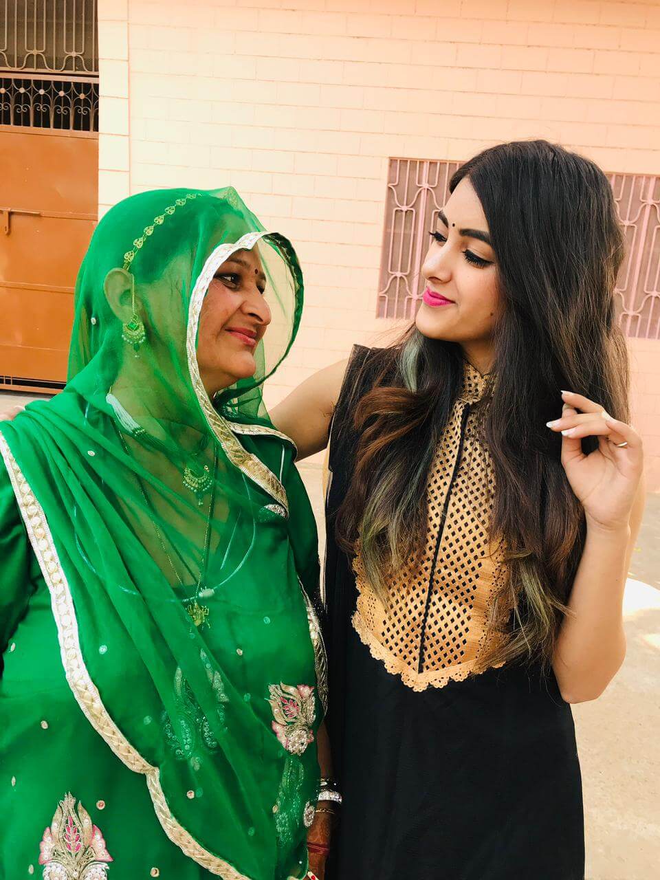 ayushi shekhawat with mom